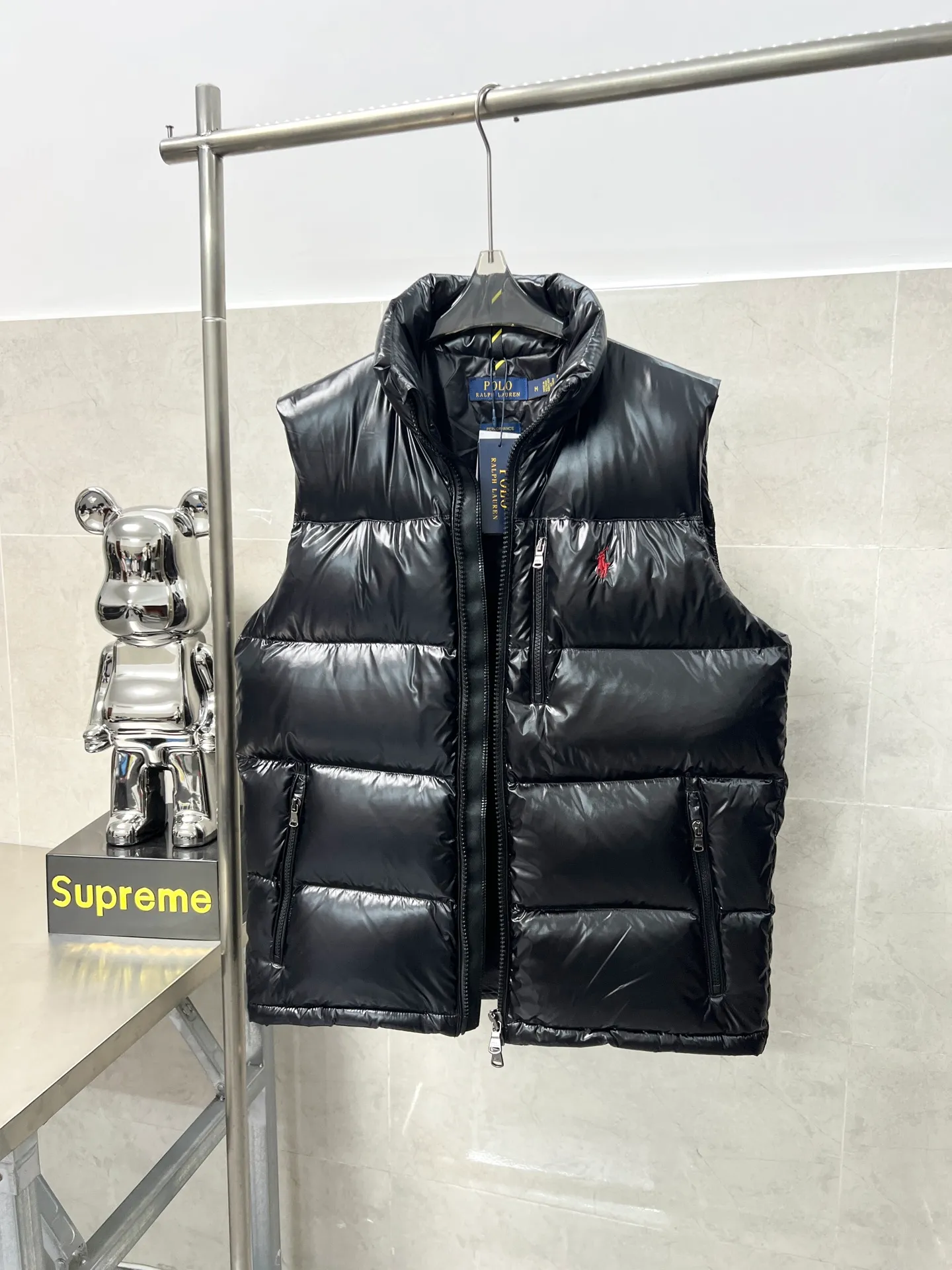 P660 Polo Ralph Lauren 2025 pony embroidered glossy half-high collar down vest. Neat tailoring creates a smart posture. Return to the bustling city. Filled with white duck down. It is warm and comfortable without being bulky. It does not lose its personality and looks low-key. Original customized fabric with a certain sense of color. Color: glossy black, matte black. Size: S M L XL XXL